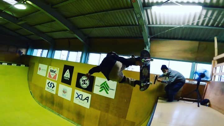 笹岡建介のインスタグラム：「🎵「深呼吸」  🎥@cgtomoyuki @kussy0718 @ao_shiro_minimum   @mktaxi.jp @dcshoes_japan @dorcus_tbs @bern_japan @stance_japan @skullcandyjapan @independenttrucks @rictawheels @minirampsteez @vertskateboarding @goprojp  #mktaxi#dcshoesjapan #dcshoes #skullcandyjapan #bells #independenttrucks #triforce_k #hi_5 #dorcus_tbs #6556skateboarding #divisio#fivecrossskatepark #showgekiskateboards #13mind#bern#bernjapan#make___#skate#skateboard #instagood #skatecrunch #skatecrunchmag #minirampsteez #vertskateboarding #instagram #sk8#goproのある生活 #gopro」