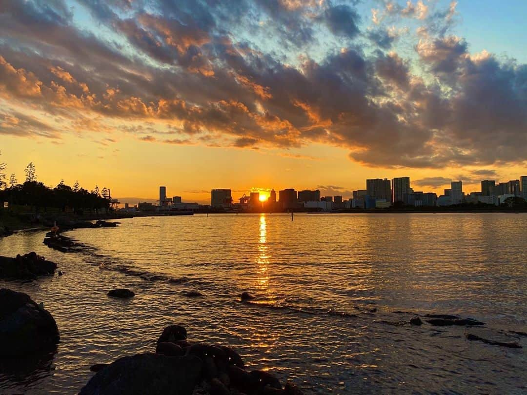 謝依旻さんのインスタグラム写真 - (謝依旻Instagram)「夕陽が沈む直前。。🌇 とても綺麗な夕焼けでした✨✨  #japan #sunset  #sky  #夕陽  #日落」11月4日 23時13分 - igo_1116