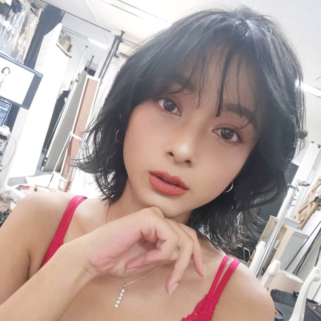脇田恵子のインスタグラム：「前髪切りました💁🏽 髪の毛は好みとわがままを言って @freera_takayasu におまかせヘアーなので詳しくわ聞いてください😇  メイクもれもれで嬉しいさすがプロ🙌💕」