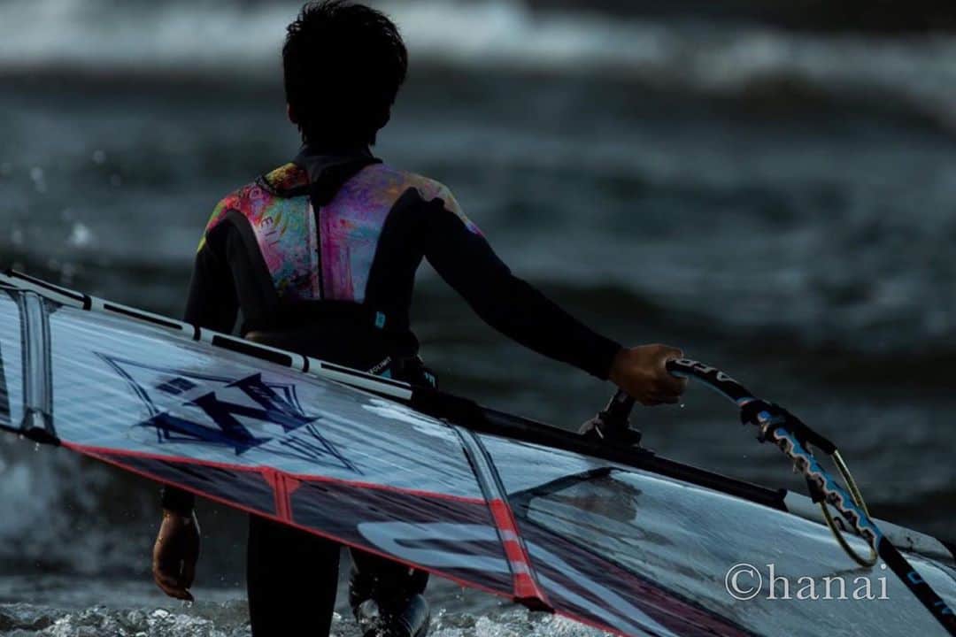Yasunari Hanaiのインスタグラム：「浜名湖のプロウインドサーファー  守屋拓海さん  #ウインドサーフィン #守屋拓海 #J-171 #浜名湖 #スポーツ写真  #スポーツカメラ #スポーツ  #長久手 #canon #sportsphotographer  #sports   #タクミスポーツフォト #takumisportsphoto #isportsphoto #tokyocameraclub」