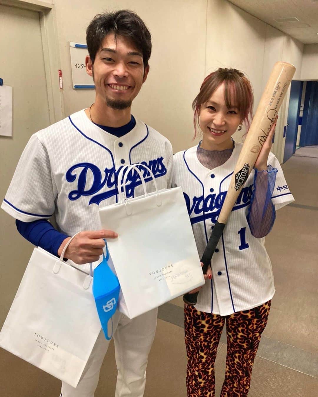 のインスタグラム：「本日お誕生日の又吉投手　@matayoshi16 が、ビッシーのバットを届けてくださいました😭⚾︎🐲⚾️🐨 本日の又吉さんの大活躍しっっっかり焼き付けました。感動😭⚾︎😭🐲🐨 ありがとうございました。本日も、お疲れ様でしたっ。最後の最後まで全力で皆さんが戦いぬけますようにーーー！⚾︎🐨🐲⚾️🔥 #ドラゴンズ　#お誕生日おめでとうございます」