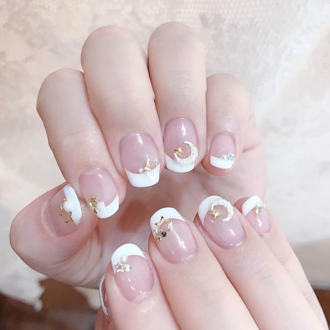 なかやまちえこさんのインスタグラム写真 - (なかやまちえこInstagram)「フレンチと月と星🌙⠀ ⠀ #nail #nails #nailart #ネイル #美甲 #ネイルアート  #japanesenailart #manucure #japanesenails #manicurist #gelnails #أظافر #네일아트 #미용 #vẽmóng #ngườiđẹp  #เพ้นท์เล็บ #искусствоногтя #artedeuñas #เพ้นท์เล็บเจล #ジェルネイルデザイン #ネイルデザイン #senikuku #nagelkunst #フレンチネイル #frenchnails #和楽器バンド #鈴華ゆう子 さん」11月4日 23時14分 - chiekonakayama