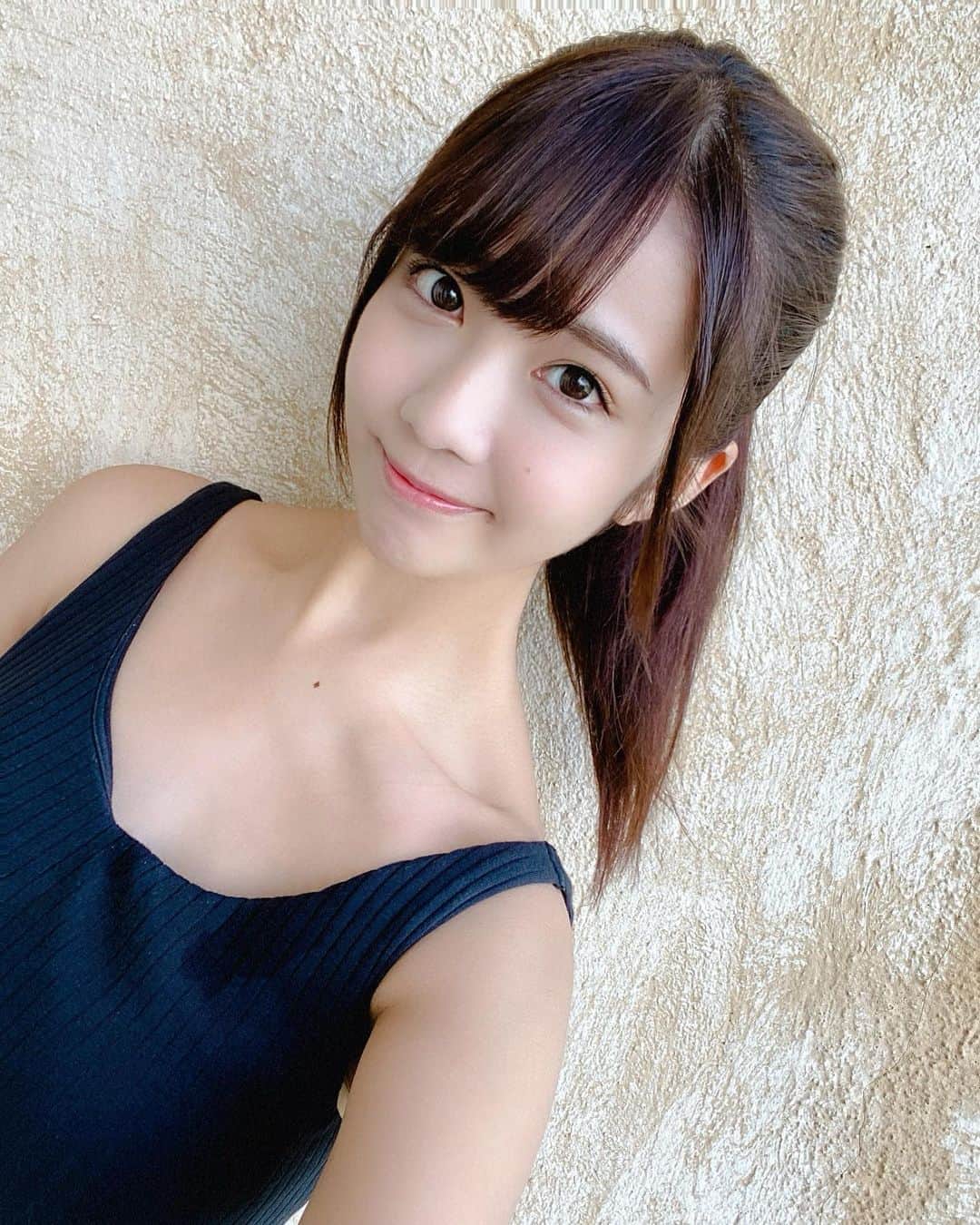 天羽希純のインスタグラム：「どうも！みんな大好きポニテ鎖骨女のコスプレです😋  #ポニーテール #ポニテ #鎖骨 #うなじ #ワンピース #キャミソール #グラビア #gravure #オフショット #撮影会 #被写体 #私服 #可愛い女の子 #いい推しの日」