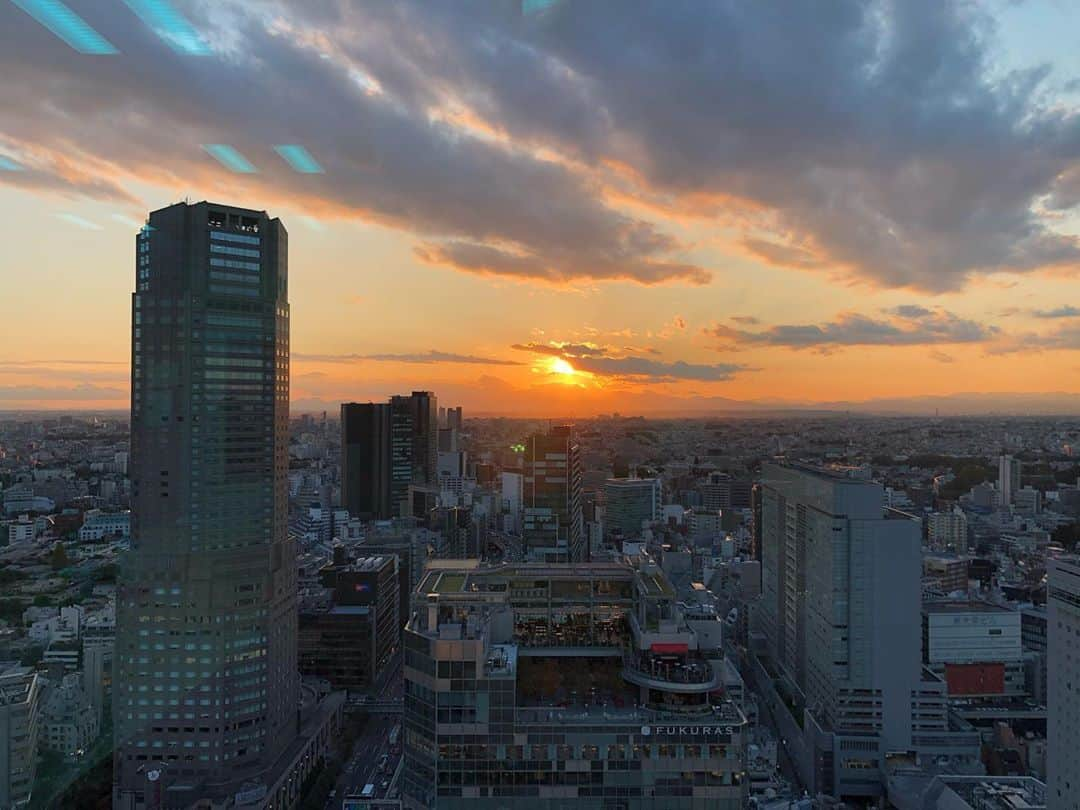 ホリエアツシさんのインスタグラム写真 - (ホリエアツシInstagram)「渋谷からの眺めとは思えんなぁ🌆 #夕景プロジェクト  #スクランブルスクエア #スクスク」11月4日 17時51分 - a.horie