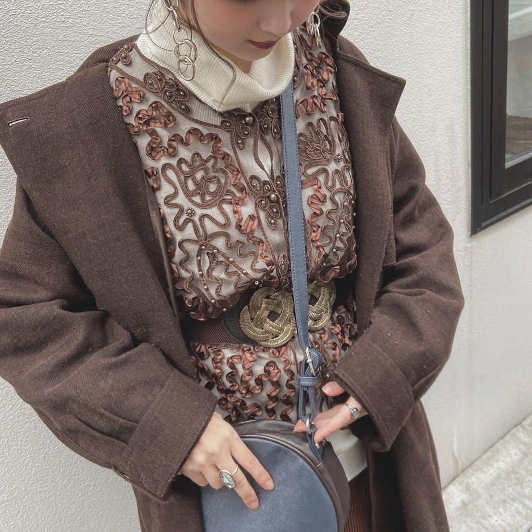 のインスタグラム：「一枚で高見え🌷❤️【タートルネックコーデ】⁣ ......⁣ 首元がキュッと詰まった【タートルネックコーデ】をしてみない？？🩰シンプルなのに存在感があるタートルネックは着こなし方がいろいろあるの🙊✨⁣ インナーとしても着れるタートルネックはシャツの中に着てみたりジャケット合わせて大人っぽくまとめるのもおしゃれ🐰◎ニットとレイヤードするとコーデに奥行きがでていっきに旬のコーデの完成だね🧺⁣ 首元が詰まる分、髪はまとめてすっきりさせるのがおすすめだよ！上半身にコーデのポイントをもってきて、まわりと差をつけちゃおう🌛👜⁣ ❣❣❣❣❣⁣ サイトやSNSで掲載させていただくお写真募集中😘📸⁣ かわいいコーデやアイテム、注目スポットなどが撮れたら、ハッシュタグ→#rili_tokyo  を付けて投稿❗⁣ ．⁣ Special Thanks💋 Photo by⁣ @pan___riiii⁣ @rabi_gram⁣ @moo___pii⁣ @h.y__117_⁣ @_lmr.y__⁣ @___naamn⁣ @a_me_24⁣ @___y_____n⁣ @minatsu_3.7.2⁣ @h_r_k.31⁣ ．⁣ #タートルネック#冬コーデ#高見えコーデ#ホワイトコーデ#冬服#大人っぽコーデ #rili_tokyo #おしゃれさんと繋がりたい #お洒落さんと繋がりたい #ファッション #패션스타그램 #ootd #outfit」