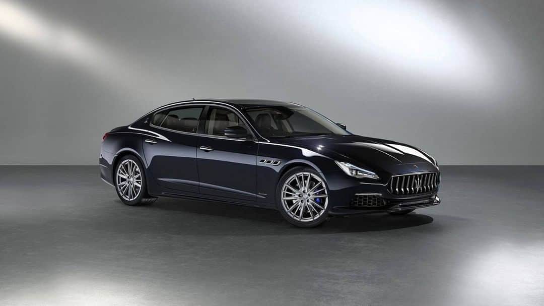 Maserati Japan | マセラティ ジャパンのインスタグラム：「マセラティ、エルメネジルド・ゼニア「PELLETESSUTA™」  仕様のクアトロポルテとレヴァンテが国内残り僅か。   マセラティ ジャパンは、エルメネジルド・ゼニアとのコラボレーションの第2弾として、「PELLETESSUTA™」を採用した限定車 クアトロポルテ(5台)とレヴァンテ(25台)を発売いたしました。  この限定車はクアトロポルテ S GranLussoとレヴァンテ S GranSportをベースに、エルメネジルド・ゼニアが先駆的なリサーチに基づいてマセラティのために開発した、PELLETESSUTA™のインテリアを採用しています。  極細の紐状にカットしたナッパレザーを、伝統的な機織り手法に倣って織り上げたエルメネジルド・ゼニア独自のテキスタイルは、しなやかで高品質なナッパレザーに、カシミアのような柔らかな触感を兼ね備えています。  エクステリア・カラーにはブルー・ソフィスティケート(クアトロポルテ)、ブロンゾ・トリコート(レヴァンテ)という特別なカラーが採用されています。  それぞれの外装に合わせた、ブレーキキャリパーが装着されるとともに、エルメネジルド・ゼニアのバッジが装備されています。  台数に限りがございますので、ご希望の日時・ショールームにてご覧いただけない場合もございます。  予めお近くのマセラティ正規ディーラーまでお問い合わせください。  詳しくはこちら。 https://www.maserati.com/jp/ja/news-event/Maserati-ZEGNA-PELLETESSUTA #Maserati #マセラティ #MaseratiJapan #マセラティジャパン #Quattroporte #クアトロポルテ #Levante #レヴァンテ #ErmenegildoZegna #エルメネジルドゼニア #Pelletessuta」