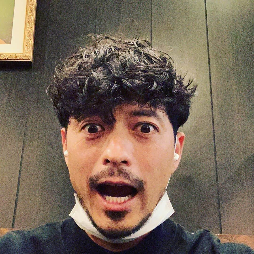 鈴木啓太のインスタグラム：「なんだか、同じアイコンで、100万円プレゼントするみたいなDMを送りつけてる「なりすまし」がいるみたいです😅  みなさん、騙されちゃダメですよ！  絶対に登録しないでくださいね。  ※私のインスタに、たくさんの方からDMにメッセージが来てますが、一人一人お返事できずにすみません！」