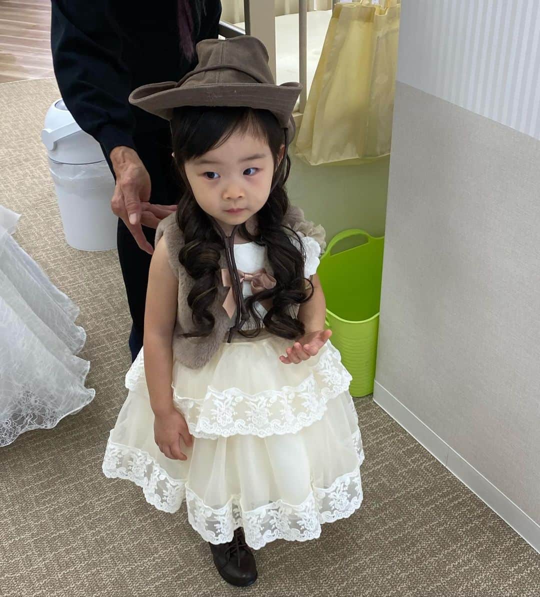 田中雅美さんのインスタグラム写真 - (田中雅美Instagram)「従姉妹と一緒にプリンセス（プラス王子？🤣）になりました。 ・ ・ 娘が自分で選んだドレス… ちょ。。 可愛すぎやしないかい。。  ・ ・ まぁ、本人が着たいというなら…そうしましょう。。  ・ ・ でも、これも似合うと思うよ。 と、ママが選んだお洋服もやっぱり着てもらう笑（2枚目）  ・ ・ 人生（と言ってもまだ3年🤣）初のメイクは、嬉しかったみたいで、満更でもない表情で鏡にうつる自分をじっと見つめながら大人しく座っていました。  ・ ・ 従姉妹は元気いっぱい。 でも、撮影中はクールな表情。 息子はなんのことやら🤣 みんな、それぞれホントに可愛くて。  ・ ・ #記念撮影 #従姉妹 #プリンセスドレス #女の子ってプリンセスになりたいのね #可愛いけど #息子はなんのことやら #5歳と3歳と10ヶ月」11月4日 17時56分 - tanakamasami_official