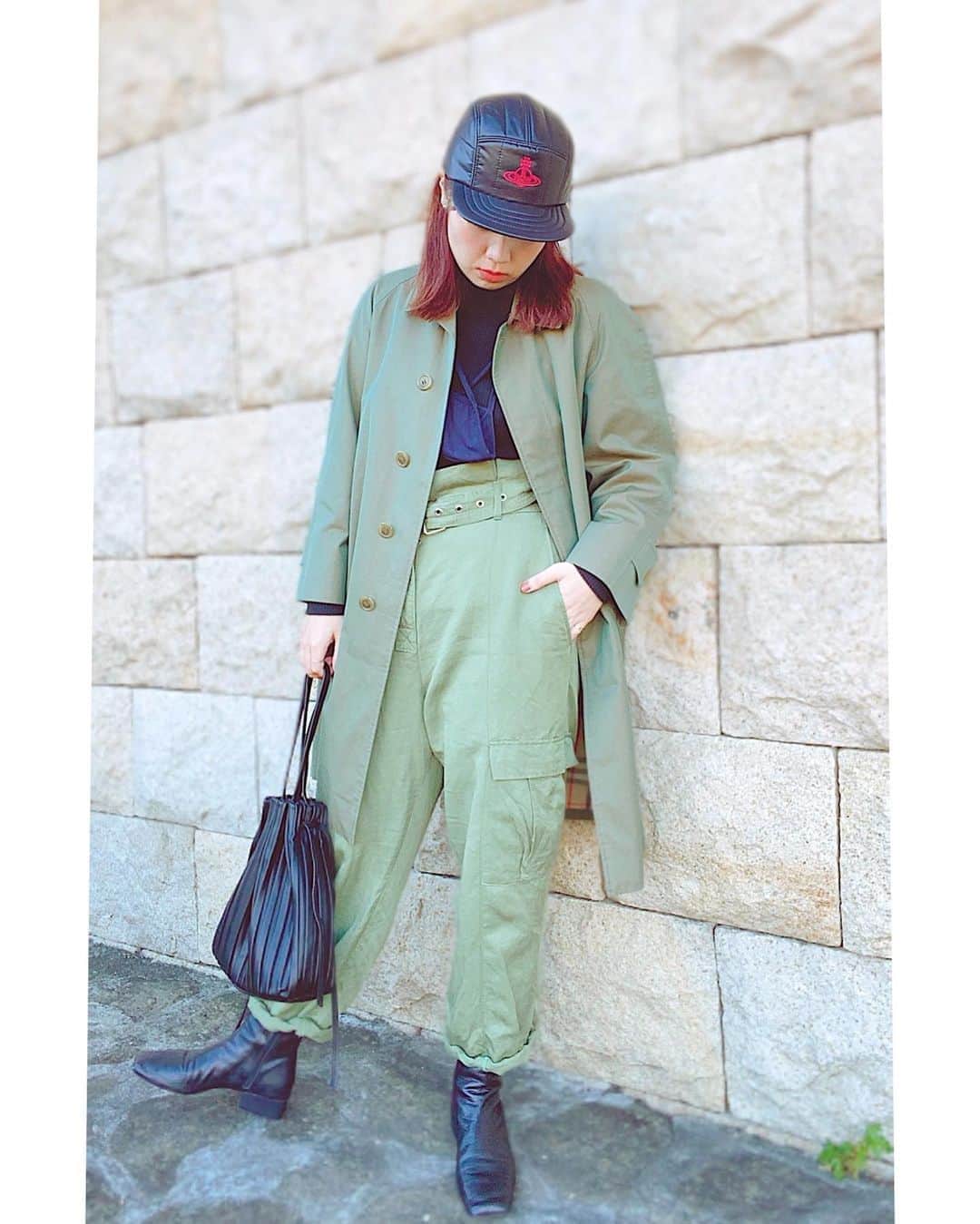 のインスタグラム：「. . ミリタリーな感じにしてみた！ . いつもはこれにマーチンを 合わせるんだけど 今日は大人を意識して シュッとした綺麗め ブーツにしてみた！ . だんだん寒くなってきたね❄️ . けど私汗っかきだから この中間の季節は 中を薄めにして アウターを羽織るコーデが 多め‼︎ . Cap:#viviennewestwood  Outer:#used Tops :#uniqlo  Pants :#zara Boots :zara . . #今日のコーデ」