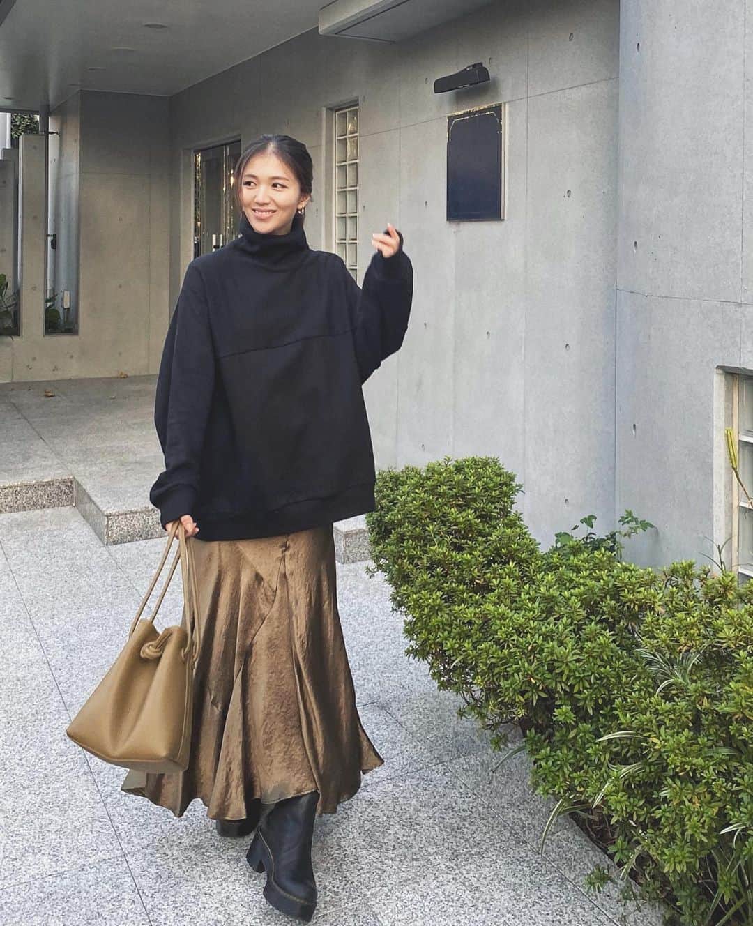 上原歩さんのインスタグラム写真 - (上原歩Instagram)「たまにはスカート🐿🖤 スウェットタートルはヘビロテ  tops: @n_hoolywood  skirt: @mullerofyoshiokubo_official  bag: @vasic_japan  ___________________________  #love #life #fashion #winter  #nhoolywood  #mullerofyoshiokubo  #vaisc」11月4日 17時58分 - ayumiuehara
