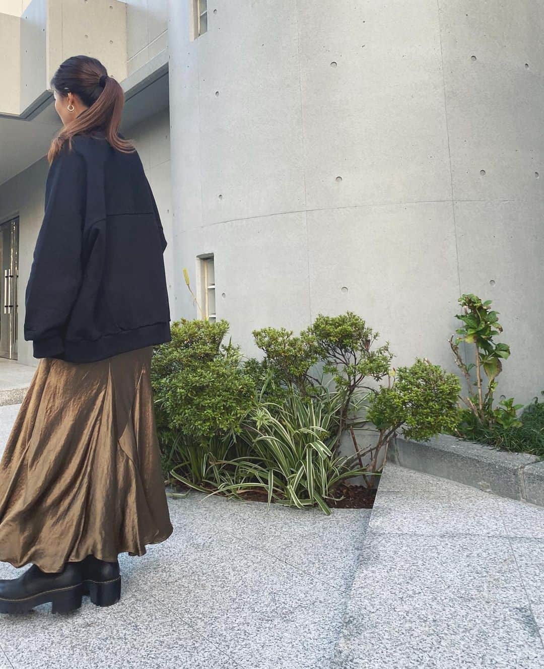 上原歩さんのインスタグラム写真 - (上原歩Instagram)「たまにはスカート🐿🖤 スウェットタートルはヘビロテ  tops: @n_hoolywood  skirt: @mullerofyoshiokubo_official  bag: @vasic_japan  ___________________________  #love #life #fashion #winter  #nhoolywood  #mullerofyoshiokubo  #vaisc」11月4日 17時58分 - ayumiuehara