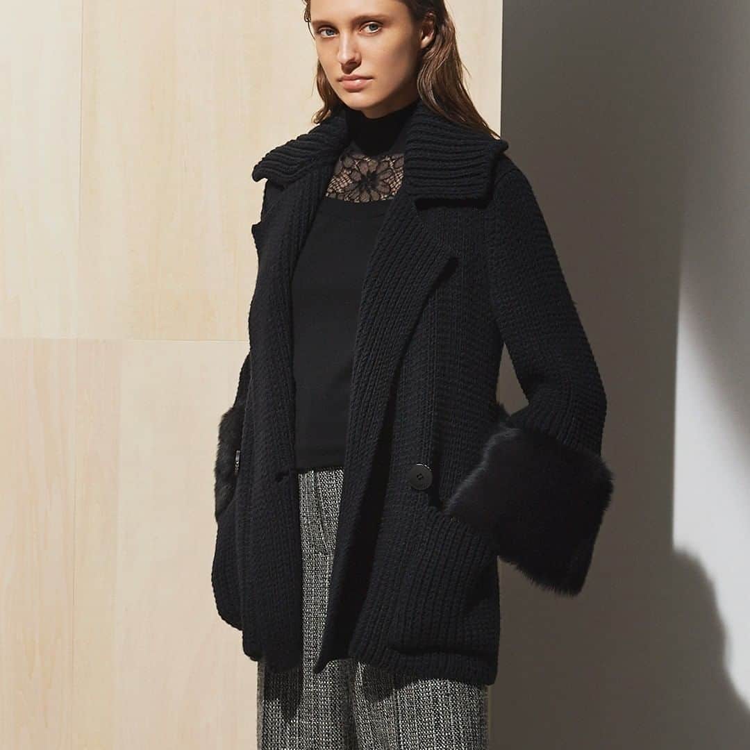 EPOCAさんのインスタグラム写真 - (EPOCAInstagram)「2020 AUTUMN & WINTER "BELLS FUSION"  COAT ¥165,000 KNIT ¥53,900 PANTS ¥53,900  #epoca #collection #new #2020aw #2020fw #fashion #autumn #coat  #knitcoat  #black  #tweed #knit  #エポカ #ファッション #コレクション #フェミニン #モダン #コート  #アウター  #ニットコート #ニットアウター #ツイード」11月4日 18時00分 - epoca_official