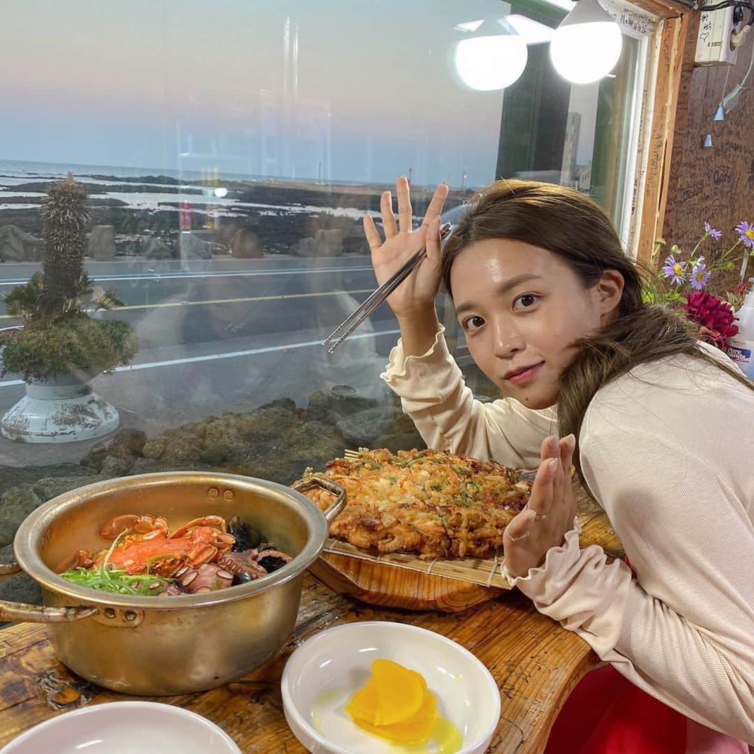 キム・ダヘのインスタグラム：「하.. 진짜 세상엔 맛있는게 왜케 많죠 레알 식도락여행 맛도 쩌는디 뷰도 쩌름... +5kg 각임 #해맞이쉼터 🍜」