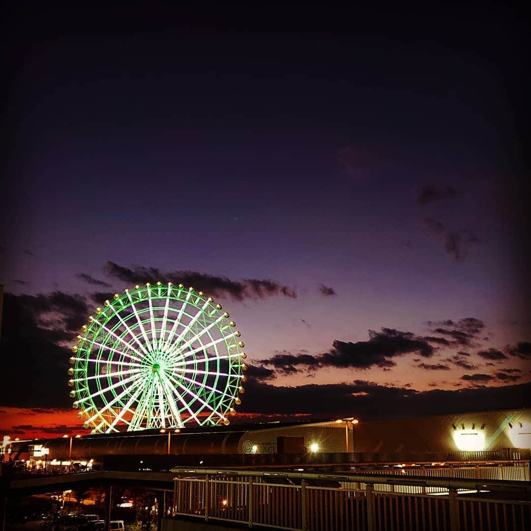 和田益典さんのインスタグラム写真 - (和田益典Instagram)「◆ イマソラ . ってやつ。 . . . #わだますのりんくう . #スマホ写真 #日没 #秋 #写真 #夕暮れ #夕焼け #秋空 #雲 #マジックアワー #空 #観覧車 #gradation #ferriswheel #color #purple #navy #🎡 #cloud #gradationcolor #sunset #autumnsky #sky #smartphone #photostagram #picture #photo #view #magichour #japan .」11月4日 18時06分 - masunori_wada