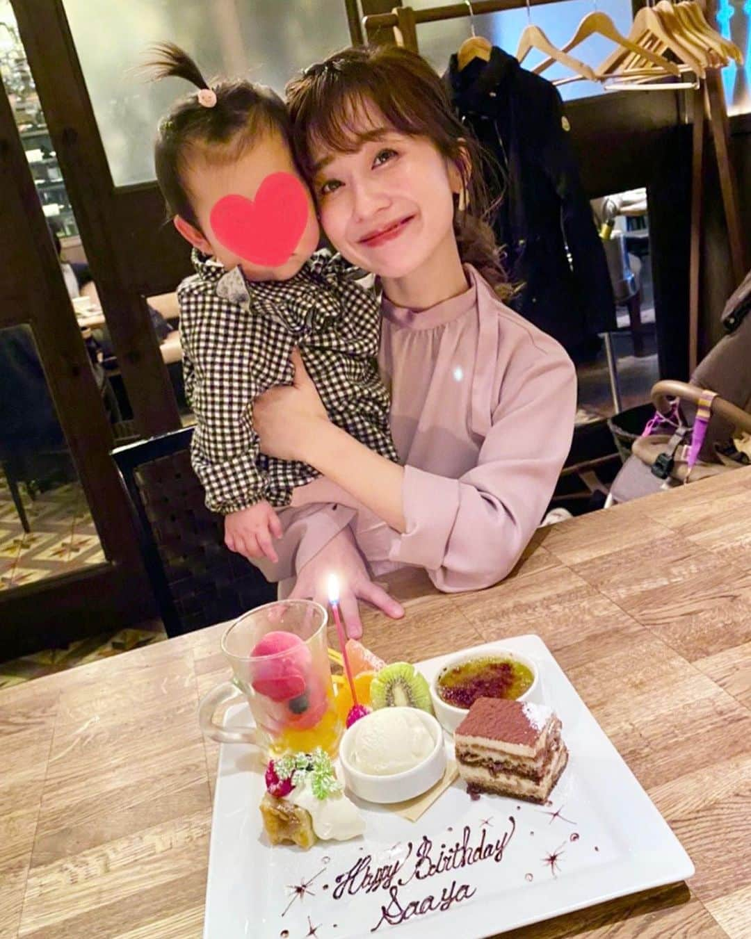 小林真由さんのインスタグラム写真 - (小林真由Instagram)「先日の佐彩のお誕生日lunch。 ﻿ 3月に最後にGAで会ったぶりの友達とのランチでした💛﻿ 佐彩で納め、佐彩で始まるとは幸せ〜 ﻿ ﻿ 7ヶ月間の溜まった話をしよう！と二人で意気込んでたものの子供達のわいわいtimeですぐに過ぎちゃったけど、相変わらず可愛い親子に癒された♡﻿ 佐彩babyもいつの間にか大きくなって、たまらなく可愛かったなぁ。﻿ 毎日のようにランチしていた日々が懐かしいね🤍﻿ こういう時間が心から幸せで息抜きになります。﻿ ﻿ ﻿ 本当におめでとう🥺 ﻿ ﻿ #ランチ #誕生日 #カフェ #ママコーデ #女の子ママ #男の子ママ #ママライフ #1歳 #生後3ヶ月 #ベビー #二人育児」11月4日 18時06分 - mayukobayashii