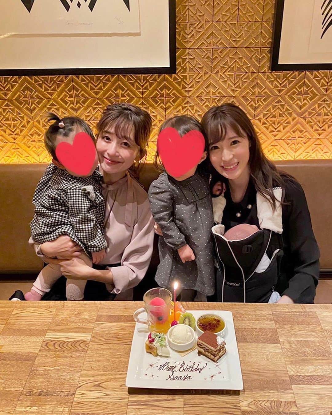 小林真由のインスタグラム：「先日の佐彩のお誕生日lunch。 ﻿ 3月に最後にGAで会ったぶりの友達とのランチでした💛﻿ 佐彩で納め、佐彩で始まるとは幸せ〜 ﻿ ﻿ 7ヶ月間の溜まった話をしよう！と二人で意気込んでたものの子供達のわいわいtimeですぐに過ぎちゃったけど、相変わらず可愛い親子に癒された♡﻿ 佐彩babyもいつの間にか大きくなって、たまらなく可愛かったなぁ。﻿ 毎日のようにランチしていた日々が懐かしいね🤍﻿ こういう時間が心から幸せで息抜きになります。﻿ ﻿ ﻿ 本当におめでとう🥺 ﻿ ﻿ #ランチ #誕生日 #カフェ #ママコーデ #女の子ママ #男の子ママ #ママライフ #1歳 #生後3ヶ月 #ベビー #二人育児」