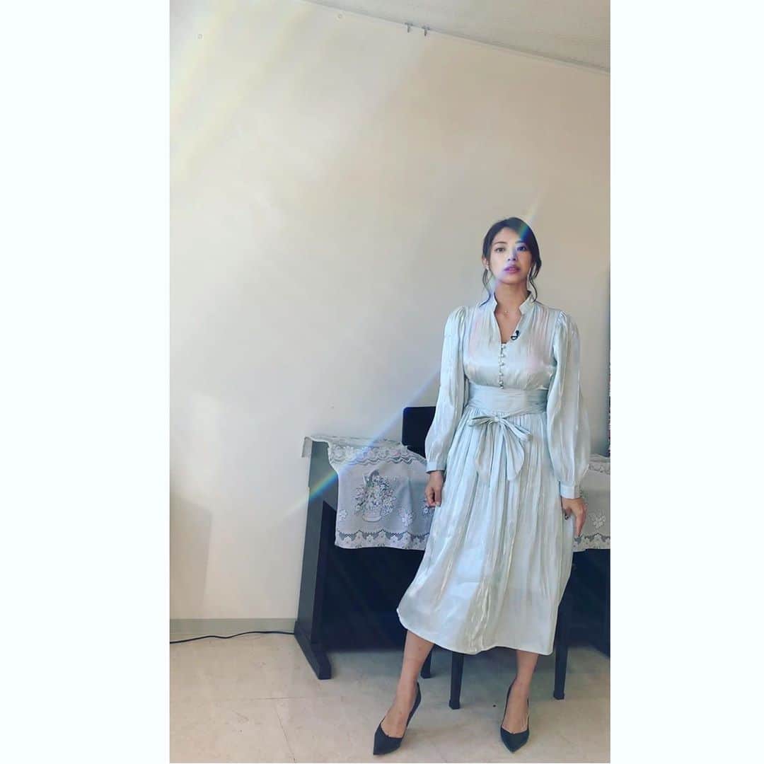 わちみなみのインスタグラム：「衣装は　@saaageboutique  すべすべきらきら素材が可愛かった🌟﻿ ﻿ 今週金曜23時放送の﻿ テレビ埼玉GGR収録でした。﻿ ﻿ レッズ6戦負けなし！﻿ このまま次勝ってほしい✨😆﻿ ﻿ レディースは優勝間近、、、！！﻿ 8日は浦和駒場スタジアムに応援しに行きましょうっ🌟﻿ ﻿ #衣装﻿ #浦和レッズ　#urawareds ﻿ #ワンピース #ドレス　#サテン」