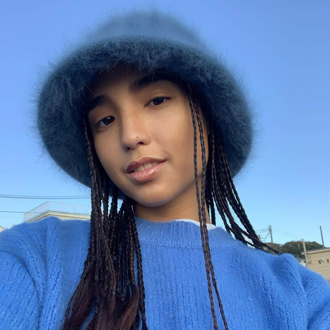 大橋リナのインスタグラム：「お気に入りのハット 黒もゲットしたんだ💙💙💙 🧢@captainshelm_tokyo」