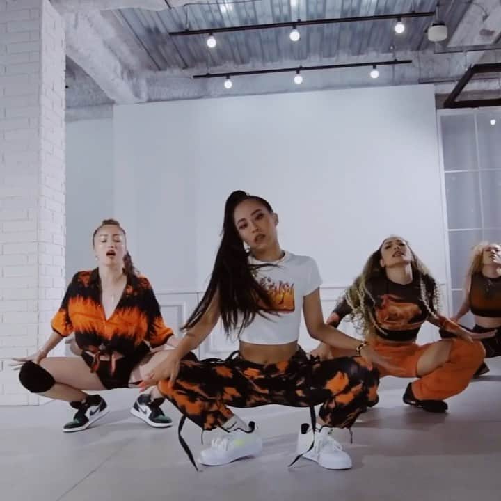 大門弥生のインスタグラム：「まけんな "Dance Practice Video" out now🔥 ． 今週から始まるWSツアー前に 一発撮りダンスビデオupしたよ。 WSでPick Upメンバーは shootingに参加できるから お洒落して来てや〜。 ． Choreo @yuu0715yuki  Dancer @mihoreinee_ @a_ka_ney @rino_matsubara  MUA @12yuco22  Thanks @niketokyo @oto_girls @timelesstokyo_official  ． Link in Bio!」