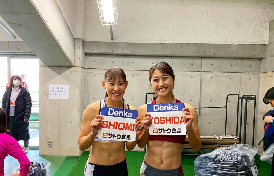 塩見綾乃のインスタグラム：「・ 400mは佳純さんと仲良く8.9レーンで走りました👯‍♀️ 走る前も目合ったりして良い意味で肩の力が抜けたし、 佳純さんがいたから頑張れた🥰 ほんまに会うたびに元気出る😂 引退なんてさせませんよ？😏笑」