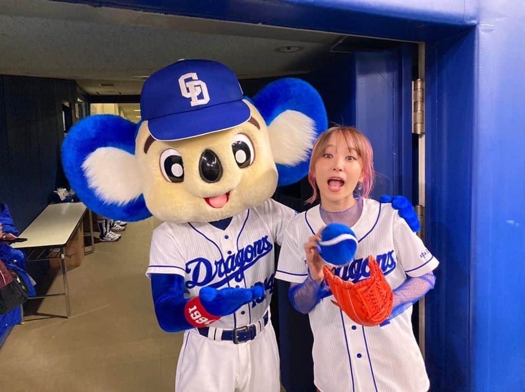 のインスタグラム：「セレモニアルピッチ、ありがとうございましたぁーー！！とっどっいたぁぁぁぁーーーーーー！！！選手の皆様が全力で試合に挑めますようにっ⚾︎⚾️最後「マコトシヤカ」を参加しますーー！星ぃのダンス覚えたよー！🐨⚾︎⚾️ #中日ドラゴンズ　#ドアラ　#LiSA #ノーバン」