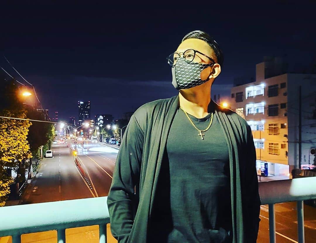 黒石高大のインスタグラム：「マスクしなきゃマスクしろーって怒鳴られたりするんでしょ？？オレはちゃんとマスクしてるから別に怒鳴られないんだけど てかそーゆー人  相手選んでるから きっとオレには来ないと思う(笑)だけどさぁ 今マスクするのマナーだからねっ  マスクしといて間違いない でもさぁ毎日毎日マスクして普通のマスクに飽きたからオシャンなのゲットしたー #マスク #オシャレ #お洒落マスク @premorl_japan」