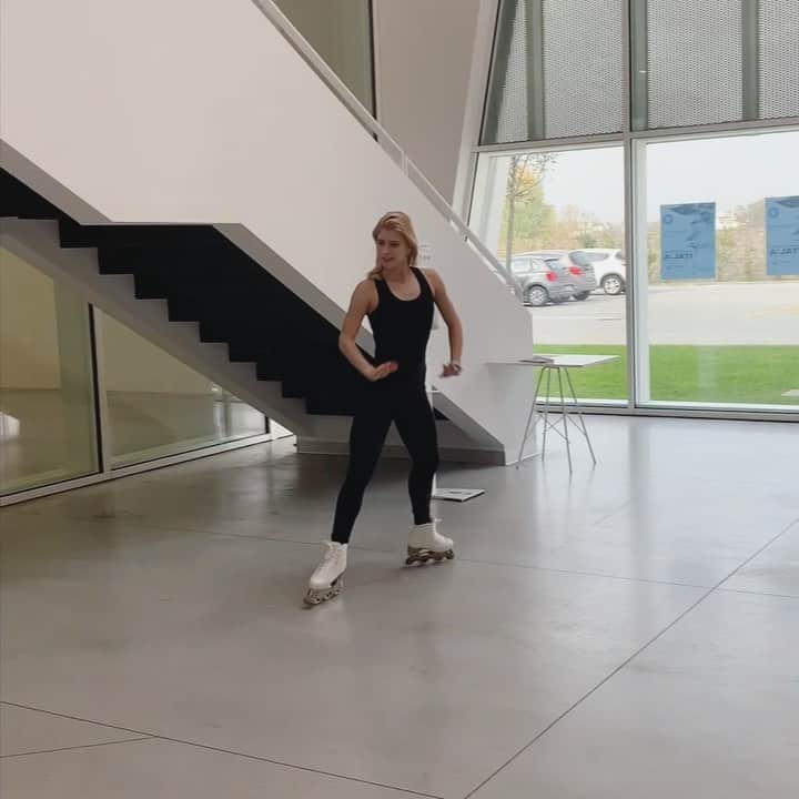 エリスカ・ブレジノワのインスタグラム：「Skating around in my roller skates 😛#rollline #edeaskates #linea」
