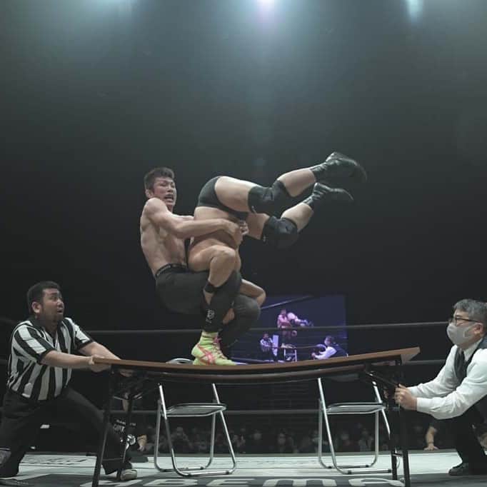 青木真也のインスタグラム：「テーブルパイルドライバー。#青木真也 #プロレス#格闘技」