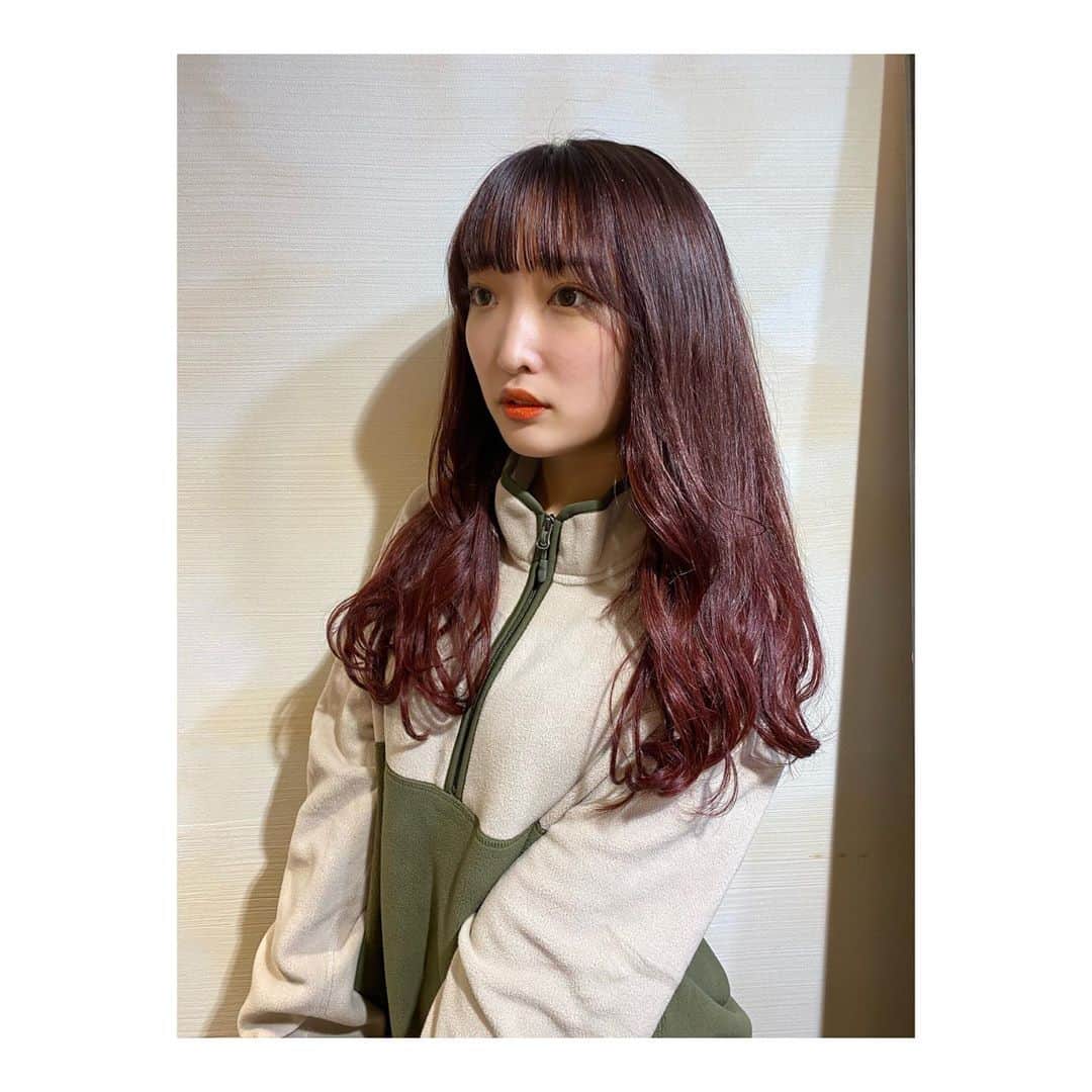 みなみのインスタグラム：「ただいま赤ーーー！！！！！！！  前日まで赤か紫で迷ってたんだけど 今年のラッキーカラー 赤 紫 黒 だったから どっちも入ってる "ワインレッド" にした🍷❤  落ち着く〜~( ~³ω³ )~  #ankhcross #tokioトリートメント #ロアエクステジョーカー #表参道#ワインレッド#ただいま#きゅんです」