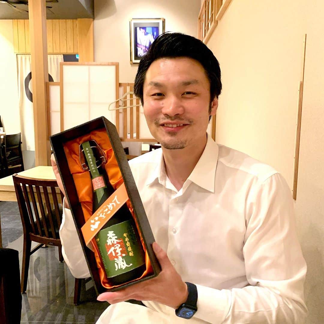 佐藤嘉洋さんのインスタグラム写真 - (佐藤嘉洋Instagram)「熊本〜福岡、おいしい食事といいお酒飲ませていただいて久しぶりの九州、ますます好きになりました。  うまく酒を合わせると、料理がまた一段とおいしくなることを、私は2015年に知りました。  #十四代（は山形のお酒） #森伊蔵 #佐藤嘉洋」11月4日 18時36分 - yoshihirosato1981