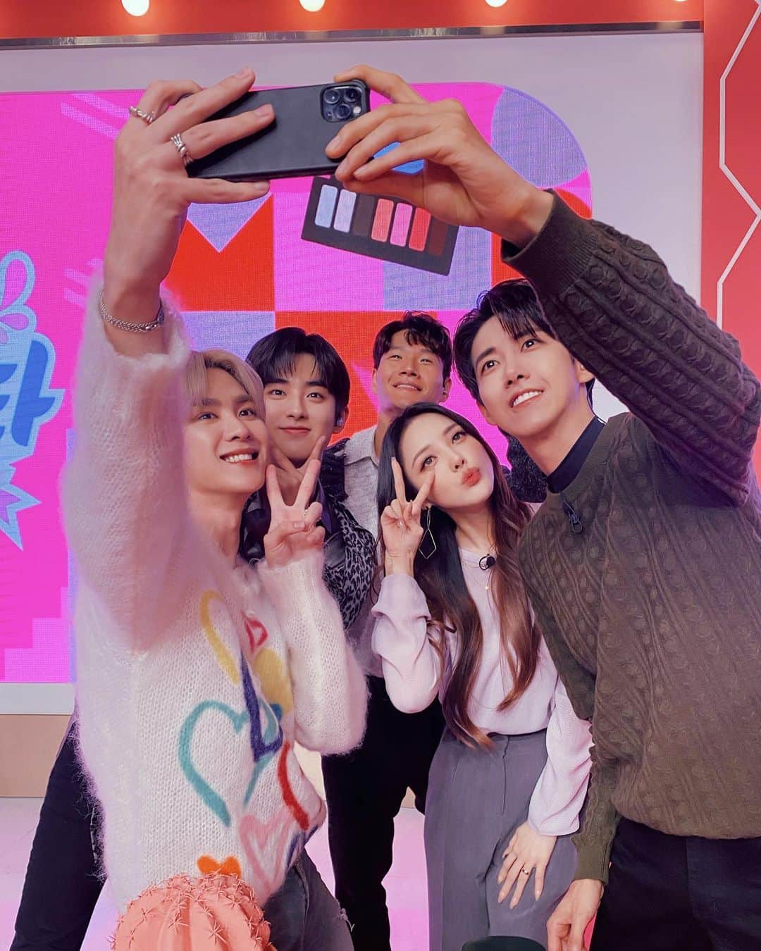 ポニーのインスタグラム：「⠀ 처음으로 예능 MC라는(!) 무거운 타이틀을 달았는데 너무너무 편하게 이끌어 주신 종국 선배님, 광희 선배님, 쿤 선배님, 민규 선배님 도와주셔서 감사합니다...🥺💜 그리고 사진에는 없지만 최현우 선배님! 뵙게 되어서 너무 영광이었습니다!🥰 @kjk76  @prince_kwanghee  @kun11xd  @kimminkyu_0312  @hyunwoo_showhost  #핑크페스타」