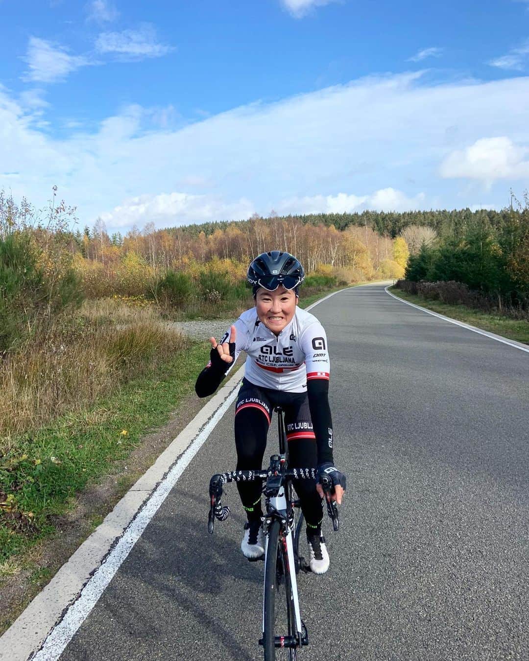 與那嶺恵理のインスタグラム：「No push Just enjoy to ride in these colors 🍁🍂☀️= 🤘🏻😁  . . Finally around the corner to close this season. Mixed feelings at the moment🌪 #今日のエリさん #alebtcljubljana #withDMT #rudyproject #alecycling #IAmAle #prologo #cipollini」