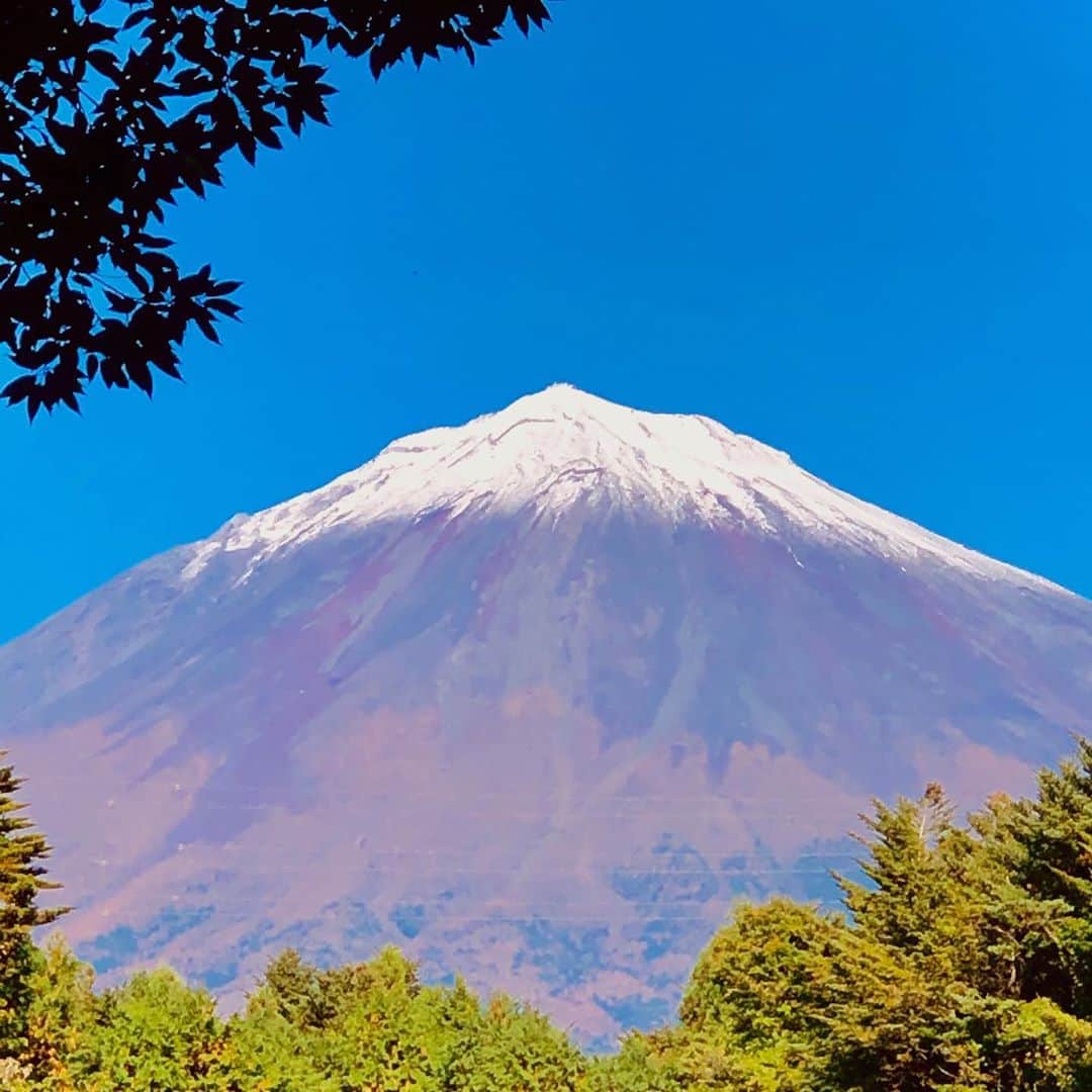 井上ヨシマサのインスタグラム：「#mtfuji  we couldn’t climb FUJI this year. but it’s still there always there 😊 #fuji  #mountain  #japan #photography  #bluesky #color」