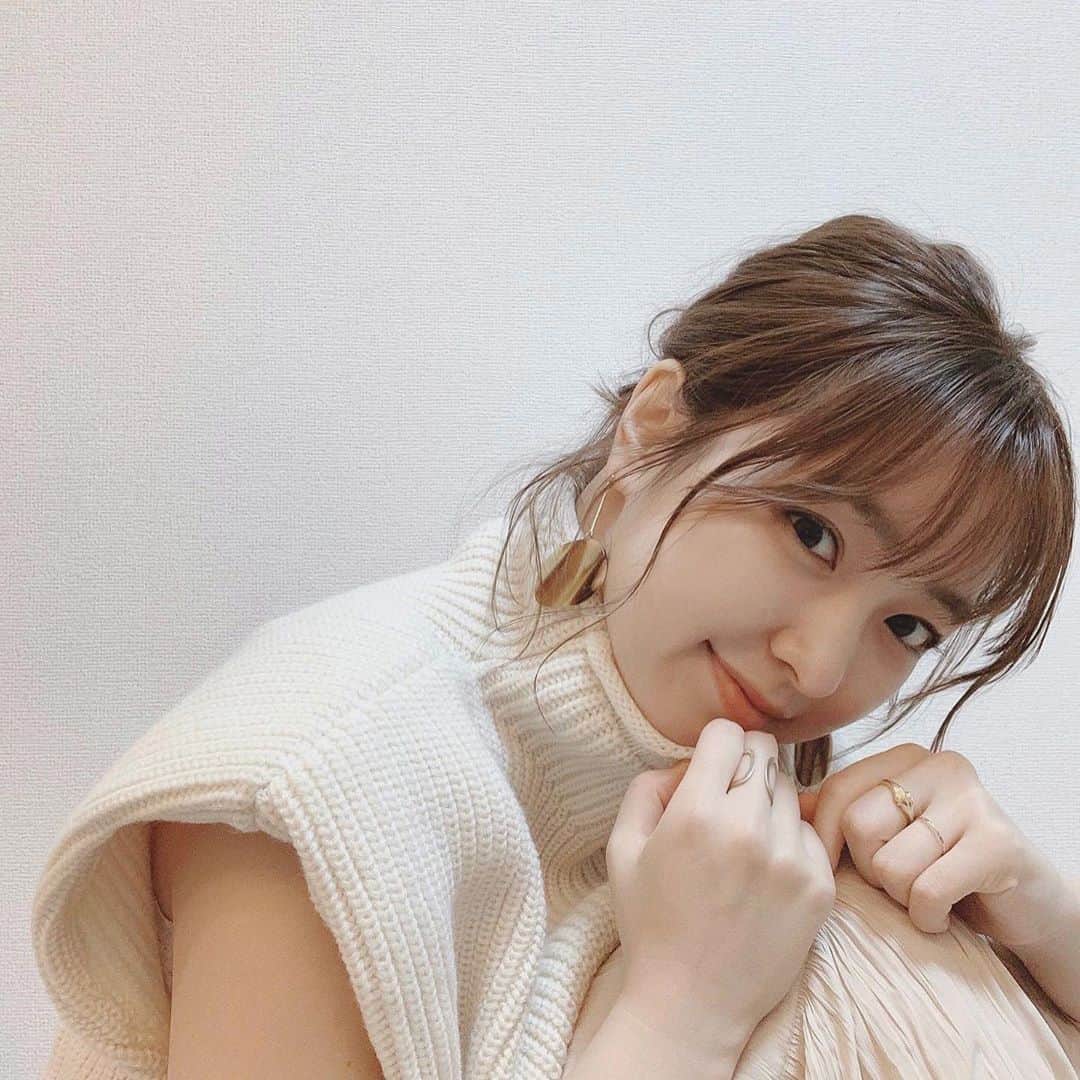 大野愛友佳のインスタグラム：「ZARAのハイネックニット🧶 冬のノースリーブがすごくすき。 . 肩がボリューミーで 腕の華奢見えも期待できる形がとってもよい◎ . そして少し髪が伸びてきたから 最近はもっぱらゆるいおだんご。 . 今年のアウターもどうしよっかなーってすごく迷ってて ちょこちょこと購入しているんだけど、 まだ本命には出会えてない🤔 . . #ZARAコーデ#おうちコーデ#ホワイトコーデ#オールホワイト#華奢見え#高見えコーデ#ハイネックニット#ハイネックコーデ#ノースリーブニット#ホワイトニット」