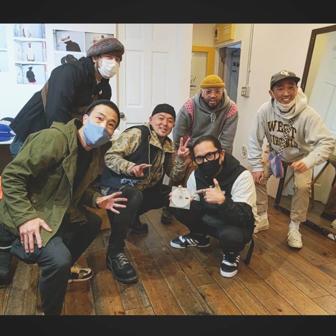 磯部正文のインスタグラム：「KAKOIとKYRAの同時展示会へ  2月のツアー以来に会うBDBマスオ そしてB×Hヒカルさんも☠︎ みんなそれぞれ久々に会うので嬉しいしテンション上がって楽しかった🤓です  #関係各者様なぜか撮るとショート動画になっていたあれではアップロード出来ませんでした」