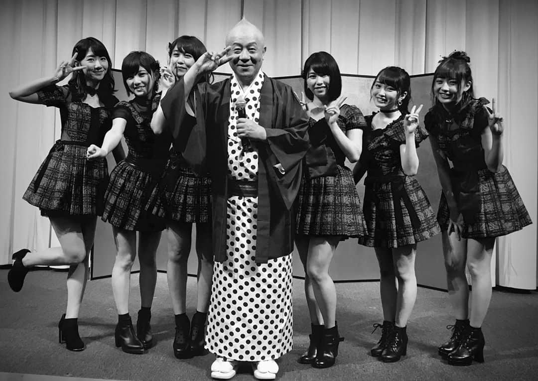 のインスタグラム：「・  Instagram開設記念  秘蔵写真その1 AKBの豪華メンバーと一緒に撮った写真です  御覧下さい！ 柏木由紀さんの計算されつくしたポージングを！！  #akb48  #柏木由紀 #岡田奈々 #小嶋真子  #横山由依 #向井地美音 #木崎ゆりあ  #敬称略でごめんなさい #秘蔵写真  #春風亭小朝 #インスタはじめました」