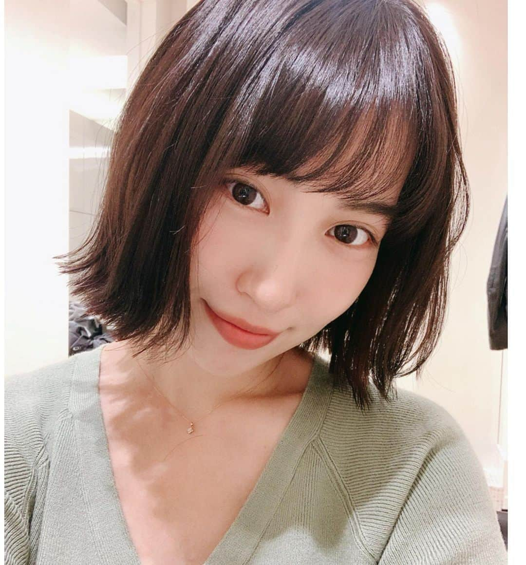 増田有華さんのインスタグラム写真 - (増田有華Instagram)「＊  切った！✂︎ 30センチくらいかな。 バッサリ行ってすっきりです。  ショートとボブで迷いましたが せっかくなら少しずつ短くしようかなと😂まずはボブ。ここからまた短くしていきます。  今回も @pepeyumi さんと相談しながら、せっかくならやったことのない髪型に、と “切りっぱなしボブ”にしてもらいました。めっちゃ重ため。 やっと切れた🥺🥺ｽｯｷﾘｰ‼︎‼︎  ・ ・ ・ #hair #haircolor #hairstyle #haircut  #ヘアカラー #切りっぱなしボブ #ボブ #ボブアレンジ #ボブヘアー #ヘアースタイル #ヘアーカット #美容室 #美容院 #髪質改善 #髪 #cute #beauty #happy #smile #japan #japanesegirl @pepeyumi  #spadic @spadic0404」11月4日 18時42分 - masuyuka_official