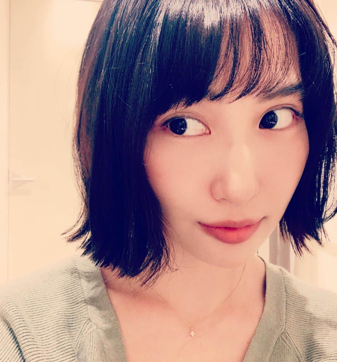 増田有華さんのインスタグラム写真 - (増田有華Instagram)「＊  切った！✂︎ 30センチくらいかな。 バッサリ行ってすっきりです。  ショートとボブで迷いましたが せっかくなら少しずつ短くしようかなと😂まずはボブ。ここからまた短くしていきます。  今回も @pepeyumi さんと相談しながら、せっかくならやったことのない髪型に、と “切りっぱなしボブ”にしてもらいました。めっちゃ重ため。 やっと切れた🥺🥺ｽｯｷﾘｰ‼︎‼︎  ・ ・ ・ #hair #haircolor #hairstyle #haircut  #ヘアカラー #切りっぱなしボブ #ボブ #ボブアレンジ #ボブヘアー #ヘアースタイル #ヘアーカット #美容室 #美容院 #髪質改善 #髪 #cute #beauty #happy #smile #japan #japanesegirl @pepeyumi  #spadic @spadic0404」11月4日 18時42分 - masuyuka_official