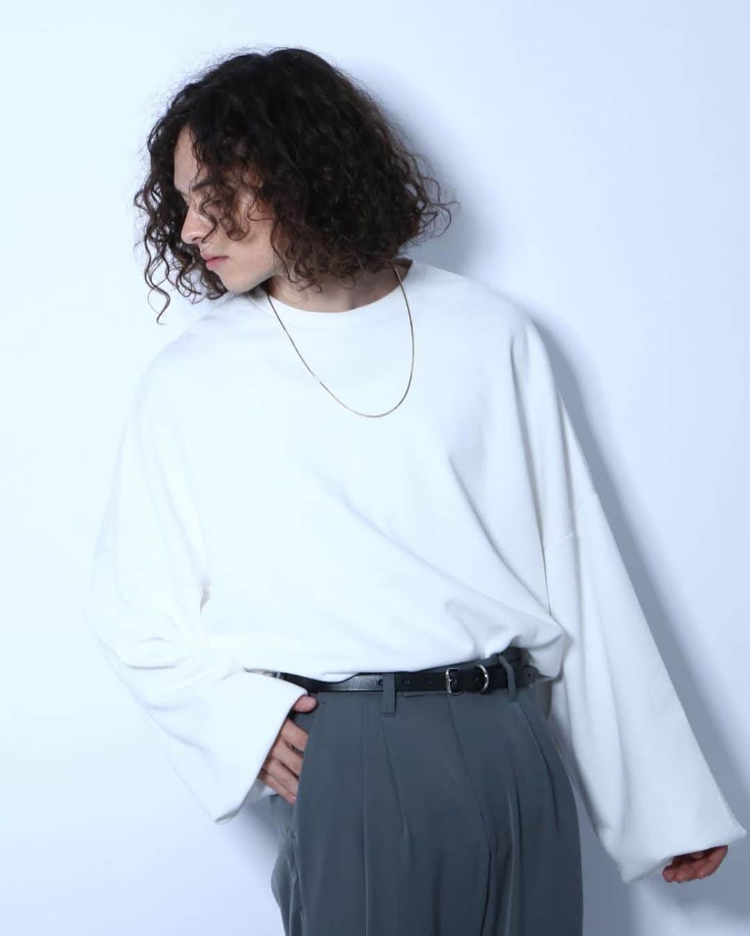 ハレさんのインスタグラム写真 - (ハレInstagram)「ㅤㅤㅤㅤㅤㅤㅤㅤㅤㅤㅤㅤㅤㅤㅤㅤㅤㅤㅤㅤㅤ ㅤㅤㅤㅤㅤㅤㅤㅤㅤㅤㅤㅤㅤ 【WEB先行予約】 ㅤㅤㅤㅤㅤㅤㅤㅤㅤㅤㅤㅤㅤ ◼︎ソデボリュームビッグスウェット ¥6,600(tax in) ㅤㅤㅤㅤㅤㅤㅤㅤㅤㅤㅤㅤㅤ 〈人気のビッグスウェットに新色が登場！〉  たっぷりとした身幅と、ボリュームのあるスリーブが特徴のアイテム。HAREオリジナルの少し薄手の裏毛生地を使用しているため、厚手のロンTのような感覚で着ていただけます。  表面には程良い光沢があり、落ち感もある素材なのできれいめな印象。裾部分はリブの無い仕様なので、タックインスタイルもオススメです。 ㅤㅤㅤㅤㅤㅤㅤㅤㅤㅤㅤㅤㅤ ㅤㅤㅤㅤㅤㅤㅤㅤㅤㅤㅤㅤㅤ #HARE #ハレ #ビッグスウェット #ビッグシルエット #モード系ファッション ㅤㅤㅤㅤㅤㅤㅤㅤㅤㅤㅤㅤㅤ」11月4日 18時46分 - hare_official