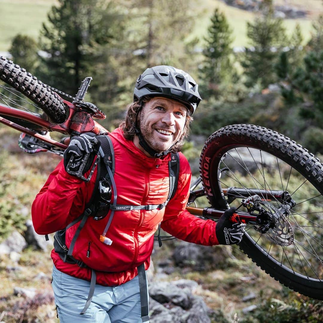 のインスタグラム：「One last time... 🚵🏽 Our athlete @gerhardczerner took advantage of the autumn idyll for an exciting bike tour with numerous stunts, before going on a winter break in the mountains. 💪🏼 #deuter #outdoor #sports #bikefamily #bikelife #brandambassadors #extreme #mountains 📸 @martinbissig」