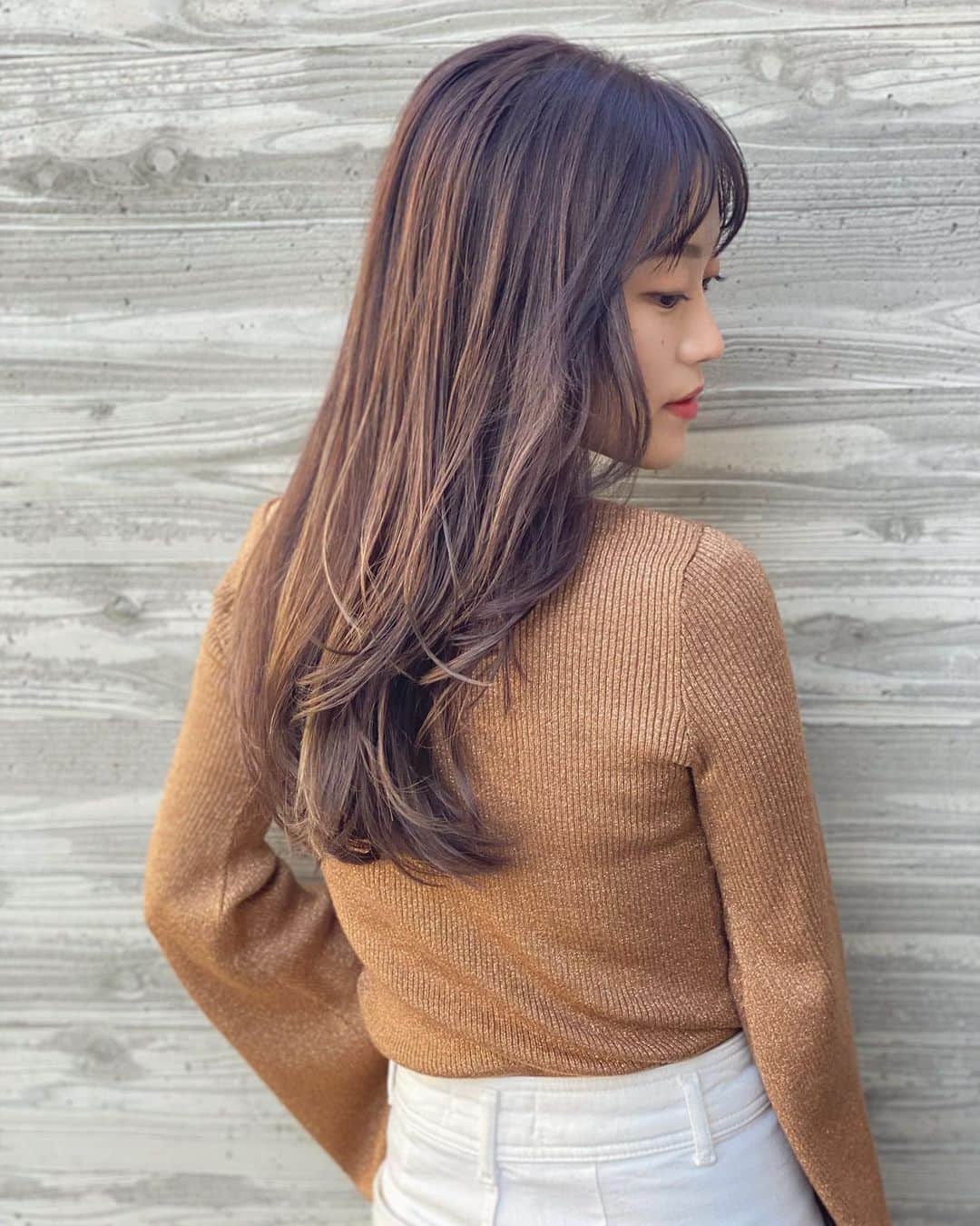 菜々香のインスタグラム：「いひひ秋冬仕様にしてきましたん🍁🥀  モノトーンの洋服が多くなるから 重くならないカラーにしました。  心も髪の毛もぴんぴかきらりん。 いつものオアシスです。 ありがとうございます。♡ @ash_shimokitazawa   #hairstyle#haircolor#ash#nanaka#菜々香」
