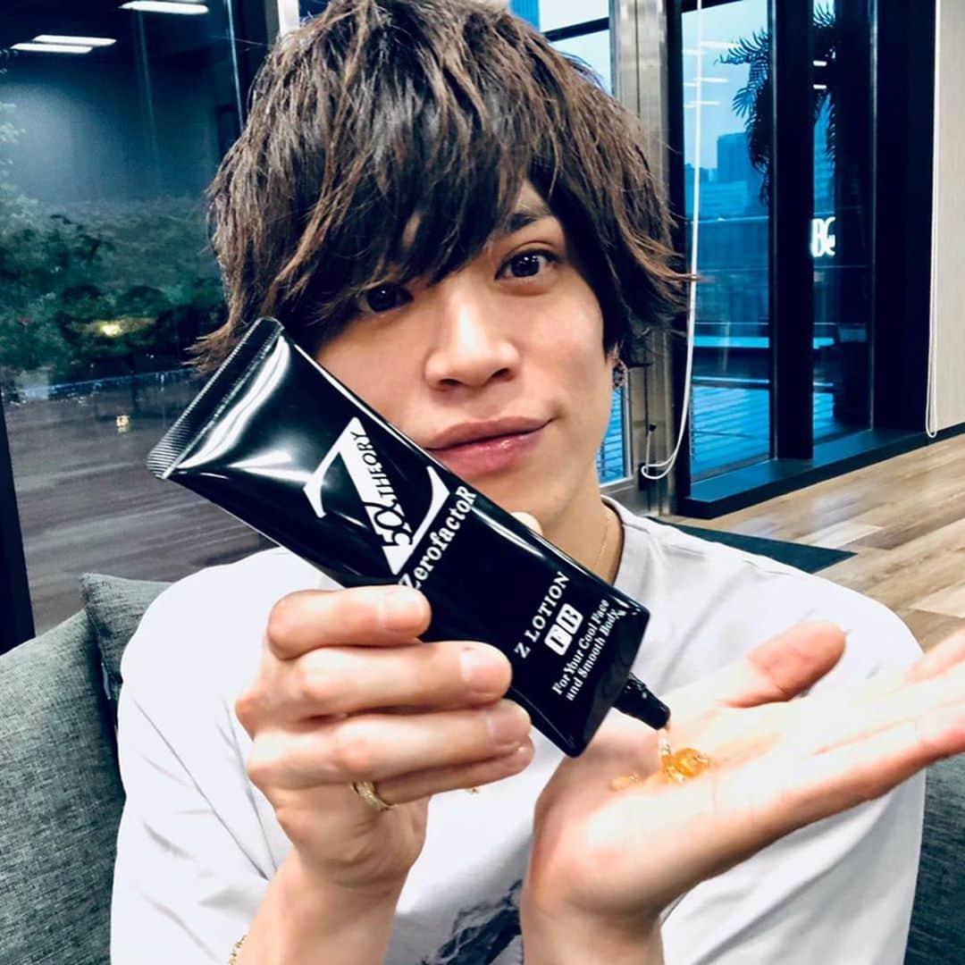 のインスタグラム：「こんにちは山本裕典です。  寒くなってきたけど、 風邪ひかないよう体調管理しっかりしなよ。 お洒落は我慢とか言って薄着とかすると 本当に風邪ひくからね。 それは昔の俺か？（笑）  撮影したドラマや、年内撮影するドラマは 来年公開になる予定！ その時は告知するのでチェックよろしく。  コロナに気を使いながらも日々充実させたいよね。 とはいえ、段々乾燥や肌の調子が気になる季節になってきたよ。 おしゃれヒゲを生やしている人も 整える時に肌って傷つくよね。 今は特にマスクしていると余計肌荒れが気にならない？ 秋冬って肌の露出が少ない分より顔に目線がたくさんいくから。  そしてこれからの時期は色々イベントがあるし、 肌のコンディションはやはり気になる！  ガサガサだったりしたら人に会う前に、 鏡の前の自分を見るだけでがっかりしちゃうよね。 それは避けたいだろ！？  Zローションは伸びが良くて使い心地がいい。 乾燥する季節に重宝する大切な友人だよ！ 仕事場でも場面で使ってる。 もちろんこの友人をプライベートも使いこなす事が、山本裕典です（笑） 気分の切り替え時に使ってサッパリするのは気持ちがいい。  仕事もプライベートも忙しいからこそ、 ちゃんと身だしなみは男として磨きなよ。  @zerofactor_  #ゼロファクター #Zローション #ヒゲケア #ヒゲ剃り #ツルスベ肌 #メンズコスメ #メンズスキンケア」