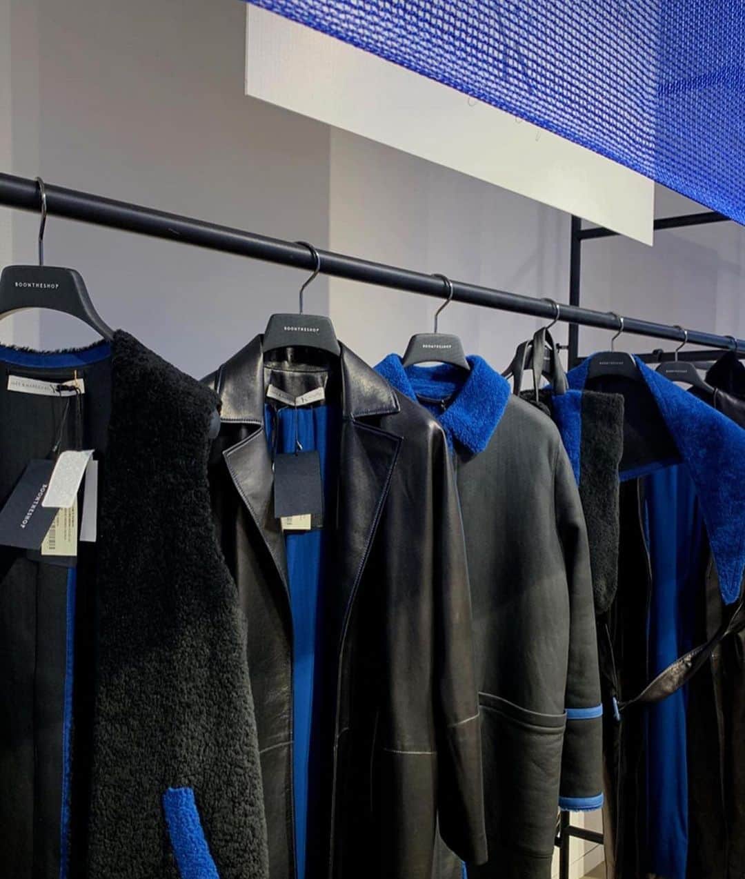イネスエマレシャルのインスタグラム：「🖤💙 WEAR BLACK AND BLUE THIS WINTER 💙🖤 #inesetmarechal #yunkeejeong #collaboration #beautiful #fashion #sustainablefashion #french #paris #parisianfashion #exellence #elegance #prestige #luxury #luxurycouture」
