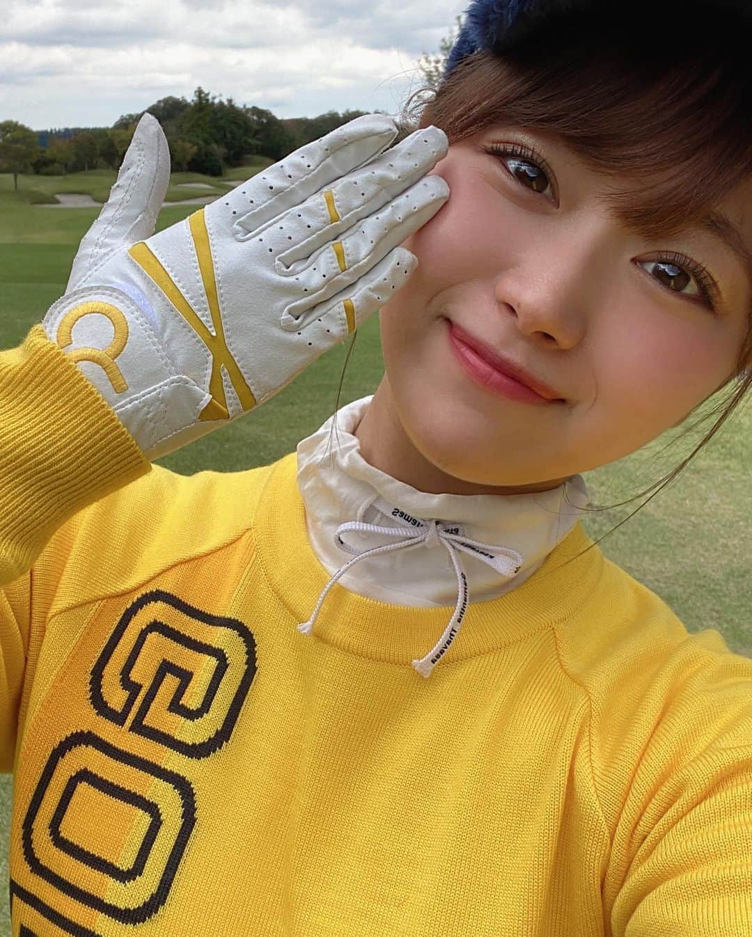 山内鈴蘭さんのインスタグラム写真 - (山内鈴蘭Instagram)「先日のゴルフウェアです🥰 グローブまでがコーデの一部💓 ． ． 明るいカラーのウェア大好きっ ゴルフ場だから着れるし、ほんとすき💓 ． ． #ゴルフ #ゴルフウェア #ゴルフコーデ #Gorurun #ごるらんコーデ #ゴルフ女子 #ゴルフ女子コーデ #ゴルフ好き #ゴルフ場 #ゴルフ大好き #ゴルファー」11月4日 18時56分 - xxsuzuranxx