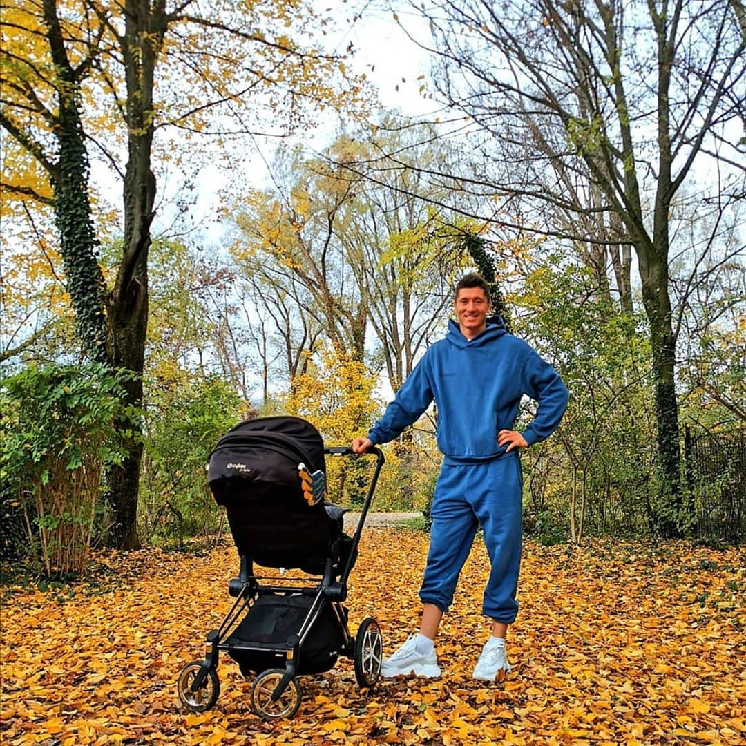 ロベルト・レヴァンドフスキさんのインスタグラム写真 - (ロベルト・レヴァンドフスキInstagram)「Autumn in #Munich😃🍂🍁 Have a great day🙌 #familytime」11月4日 18時57分 - _rl9