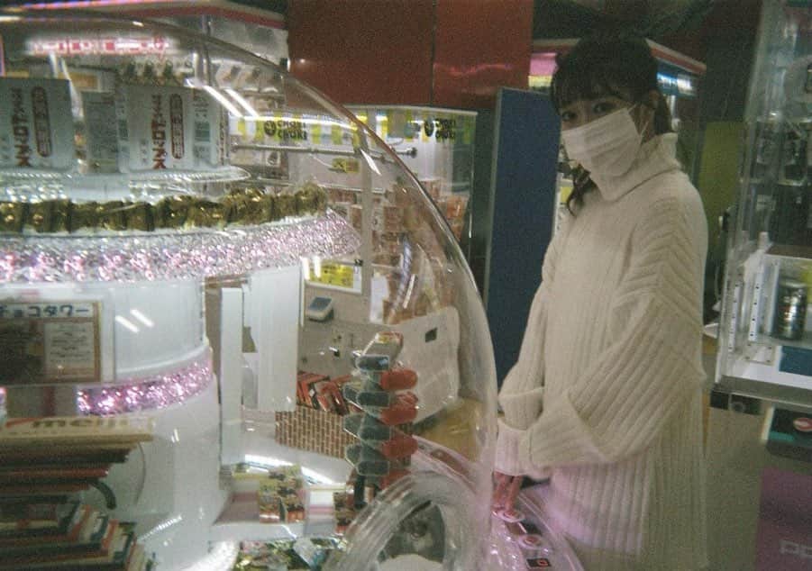 柏元萌華のインスタグラム：「filmcamera 🎞  大人になってもUFOキャッチャー 1回始まると止まらない🛸🍬笑  #film#camera#filmcamera」