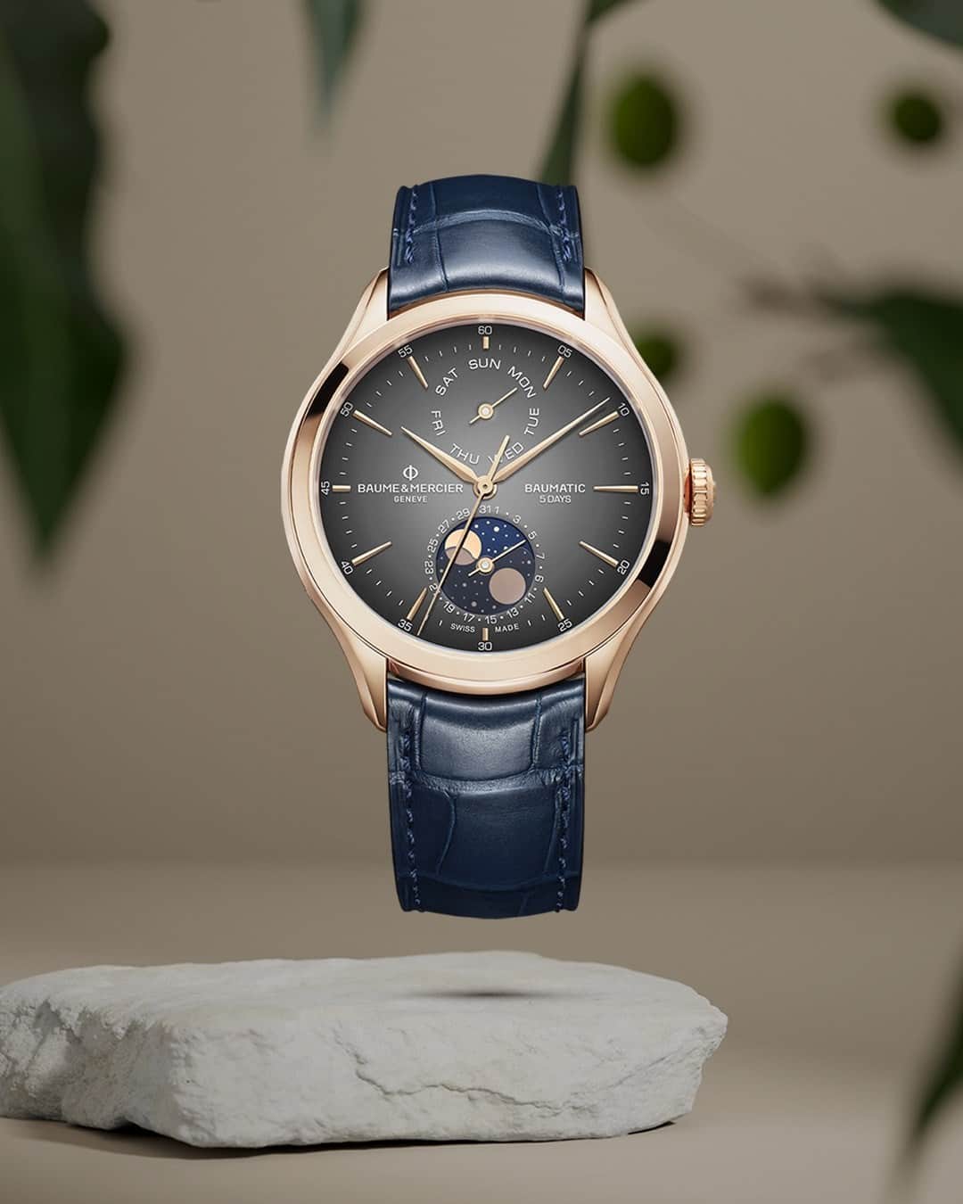 のインスタグラム：「The golden rule is our Clifton Baumatic 10547. -- Clifton Baumatic 10547 42mm, In-house movement, Day-date, Moon-phase, 18K Pink Gold, Alligator strap. ⁣ -- #baumeetmercier⁣ #cliftonbaumatic⁣ #watches⁣ #watch⁣ #swissmade⁣ #watchmaker⁣ #watchoftheday #innovation」