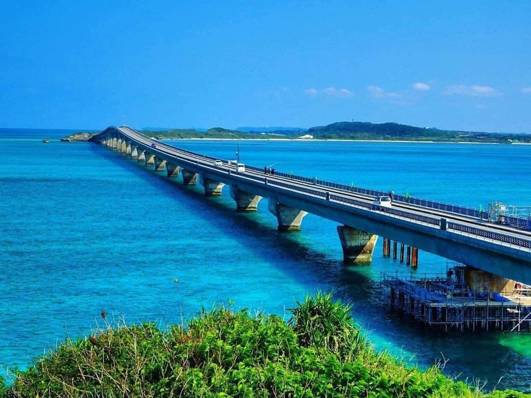 Be.okinawaのインスタグラム：「A bridge over the stunning emerald green sea.  📍: Ikema Bridge 📷: @ayairochura Thank you very much for the wonderful photo!  After enjoying a breathtaking drive from Miyako Island to Ikema Island over the beautiful blue ocean, take a break at the parking lot at the foot of the bridge. You can gaze at the artistic arches and lush Miyako’s scenery while enjoying local specialties and light meals at the shops there!  Hold on a little bit longer until the day we can welcome you! Experience the charm of Okinawa at home for now! #okinawaathome #staysafe  Tag your own photos from your past memories in Okinawa with #visitokinawa / #beokinawa to give us permission to repost!  #ikemaisland #miyakoislands #ikemabridge #池間島 #宮古群島 #池間大橋 #이케마섬 #미야코제도 #japan #travelgram #instatravel #okinawa #doyoutravel #japan_of_insta #passportready #japantrip #traveldestination #okinawajapan #okinawatrip #沖縄 #沖繩 #오키나와 #旅行 #여행 #打卡 #여행스타그램」
