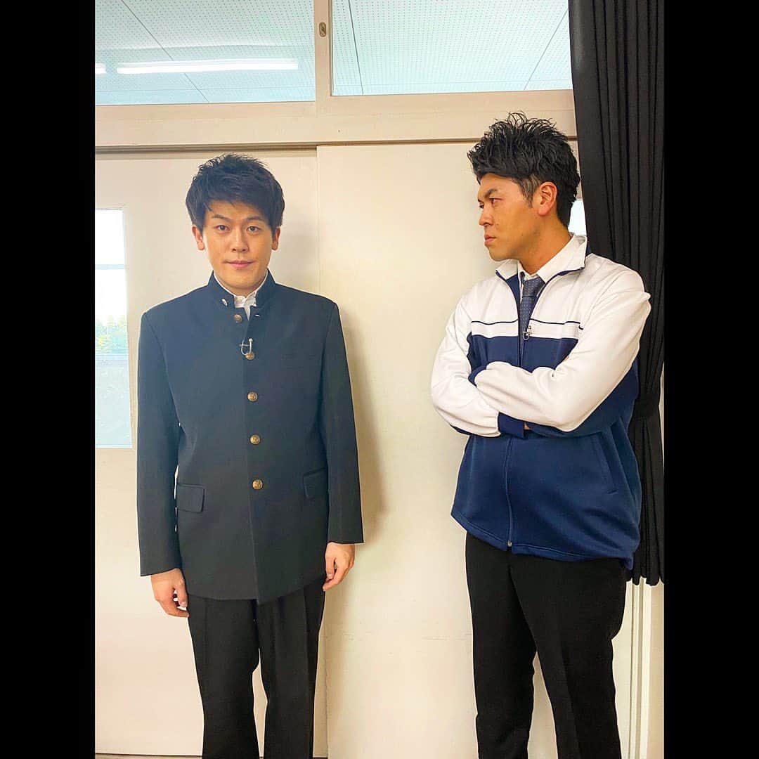 土佐卓也さんのインスタグラム写真 - (土佐卓也Instagram)「今日の家族写真 「12年前教育実習ぶりに、現役高校生の前で教壇に立たせてもらいました❗️詳しくは後日、告知させて頂きます✨高校生ってマジで最高です👊」 卓也  今夜は「あるある土佐カンパニー」 26時16分〜テレビ朝日 是非‼️‼️  #土佐兄弟 #家族写真 #あるある土佐カンパニー #土佐カン #CultureZ #文化放送 #木村拓哉 さん #リスペクト #キムタク #takuyakimura  #キムタクInstagram考察 #リールに毎日更新中 #staysafe  #staypositive」11月4日 19時03分 - takuyatosa1