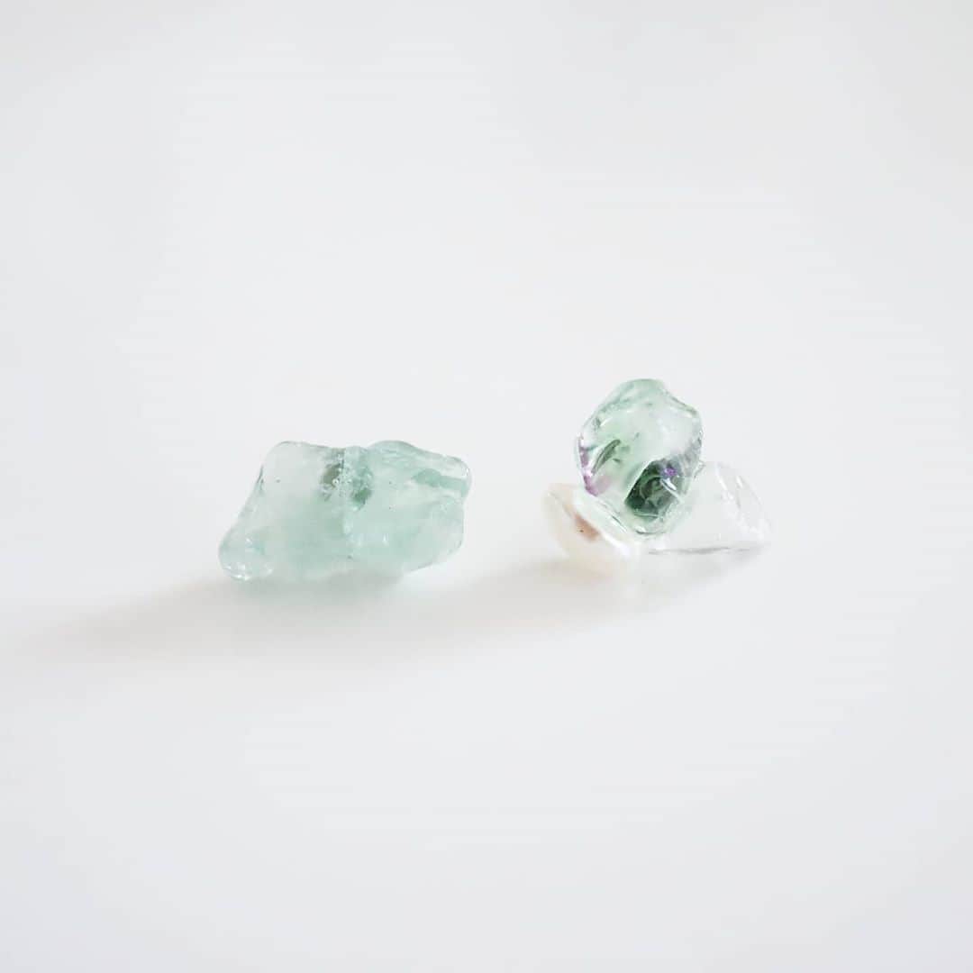 のインスタグラム：「gem pierce · フローライト×淡水パールのピアス · こちらWEB SHOPには載せないので、気になる方はDM下さいね · #joueri#アクセサリー#ピアス#天然石#淡水パール#レジンアクセサリー#天然石ピアス#イヤリング#カジュアルコーデ #ハンドメイドアクセサリー#fashion#ootd#outfit#code#coordinate#style#ファッション#コーディネート#コーデ#プチプラ#プチプラコーデ#シンプルコーデ#mamagirl#locari#partegram#カジュアル#お洒落さんと繋がりたい」